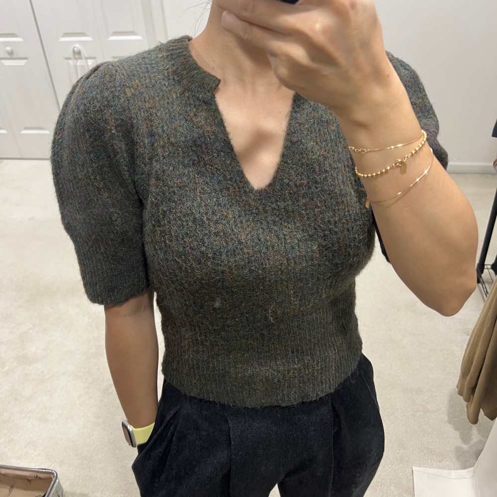 Zara Brown V-Neck Sweater with Fitted Silhouette and Short Sleeves